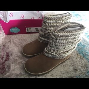NEW WITH BOX Girl’s SO winter boots
